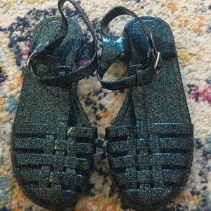 Nice sandals for summer. Selling in a bundle only